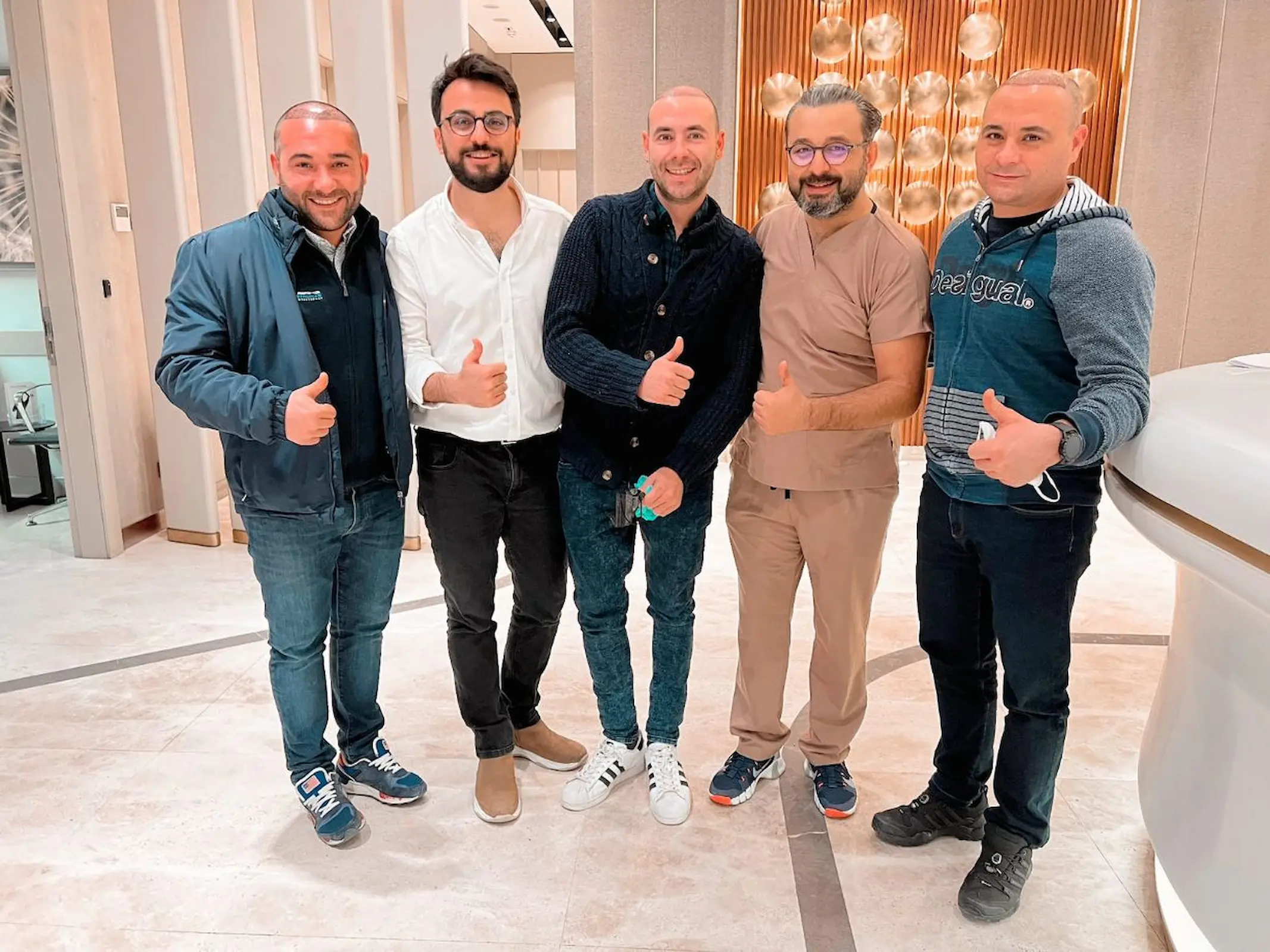 Equipo de BodySync Turkey con pacientes en la cl&iacute;nica de Estambul