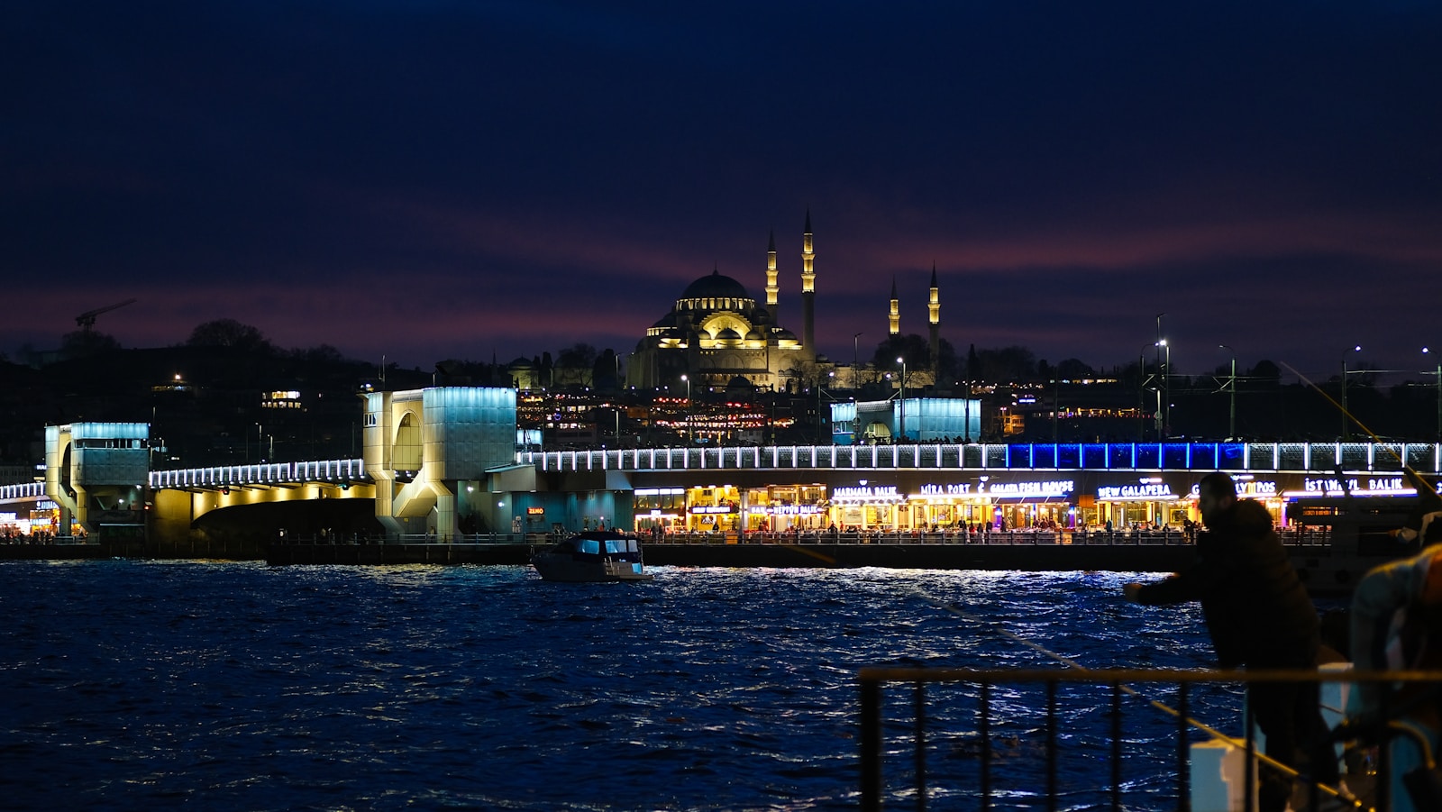 Estambul de noche desde el Cuerno de Oro